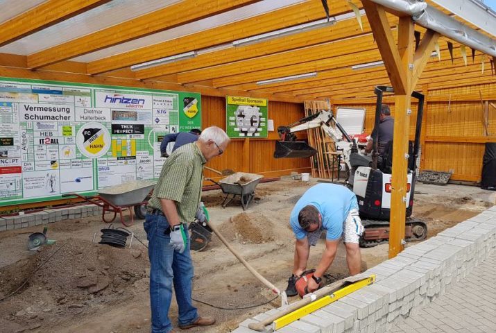 Frühjahrsputz am Sportplatz – zahlreiche Helfer räumen auf
