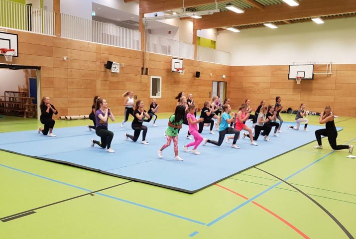 Cheerleader freuen sich über nagelneue Rollmatten