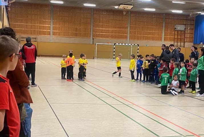 Unsere kleinsten Fußballer in der Halle ganz groß
