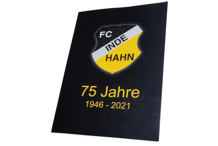 Zweite verteilt das Jubiläumsheft in Hahn